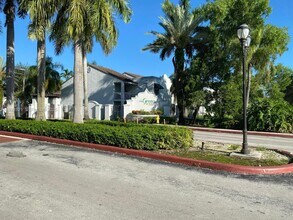 4990 NW 97th Pl in Doral, FL - Building Photo - Building Photo