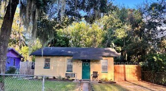 521 SE 14th Terrace in Gainesville, FL - Building Photo