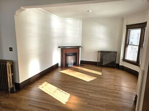 1902 E Newberry Blvd in Milwaukee, WI - Foto de edificio - Building Photo