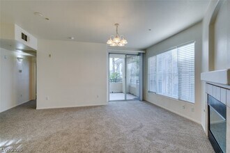 7143 S Durango Dr, Unit 205 in Las Vegas, NV - Foto de edificio - Building Photo