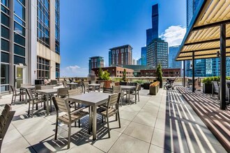 512 N McClurg Ct in Chicago, IL - Building Photo - Building Photo