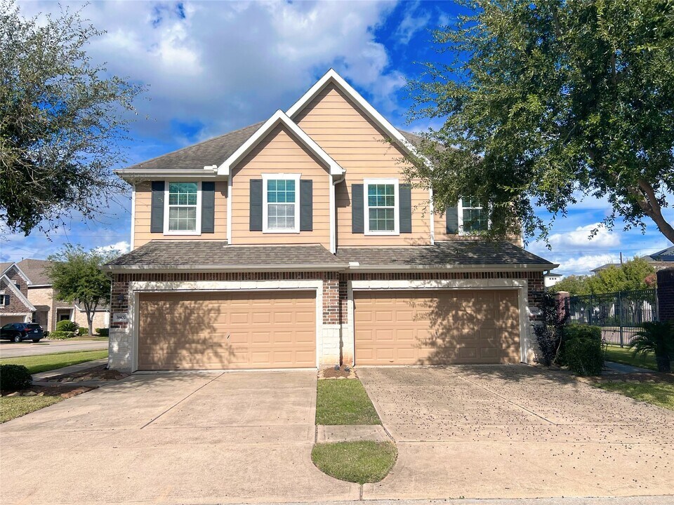 3803 Waterford Bend in Missouri City, TX - Building Photo