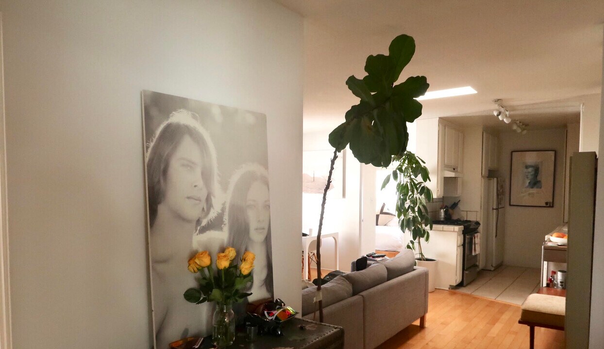 1531 Cabrillo Ave in Los Angeles, CA - Building Photo