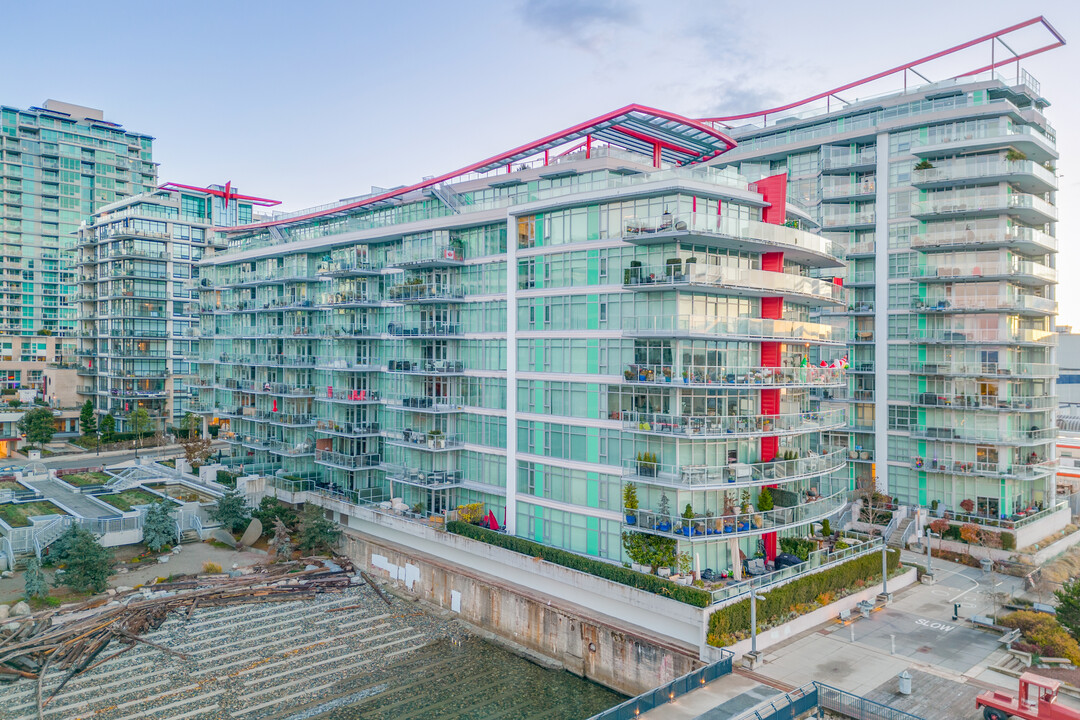 Cascade at the Pier in North Vancouver, BC - Building Photo