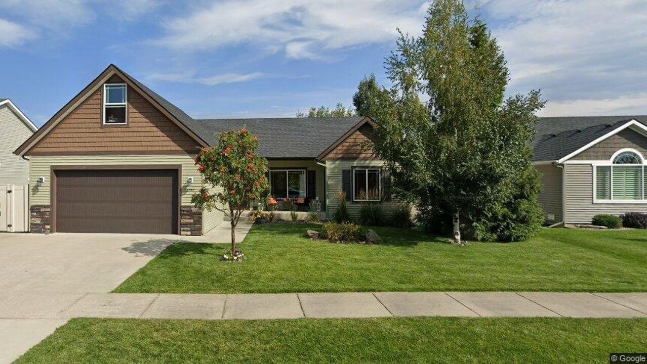 8747 N Boysenberry Loop in Hayden, ID - Building Photo