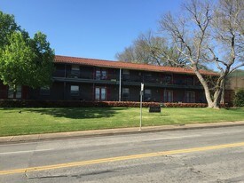 VERANDAH BUNGALOWS in Dallas, TX - Building Photo