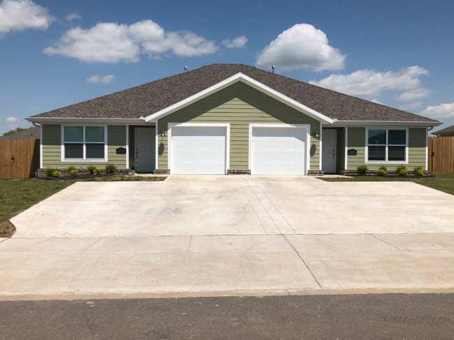 613 W Christopher Dr, Unit #A in Siloam Springs, AR - Building Photo - Building Photo