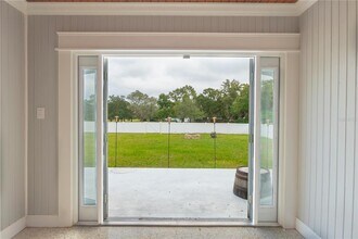 10235 N Fleetwood Dr in Tampa, FL - Building Photo - Building Photo