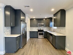 7113 S La Cienega Blvd in Los Angeles, CA - Building Photo - Building Photo