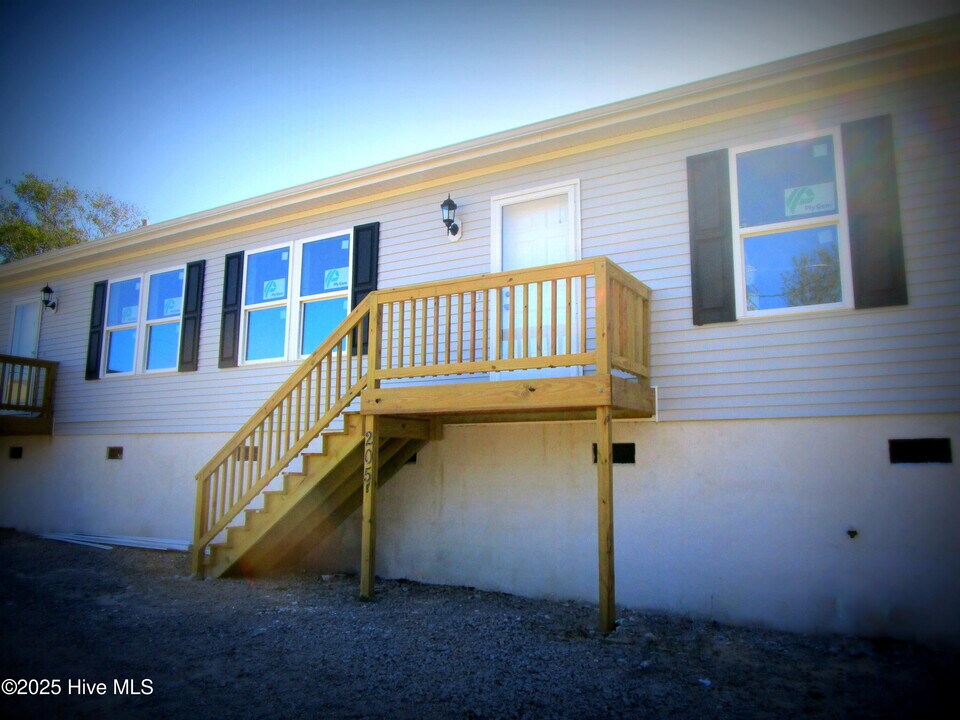 205 Bogue Inlet Dr in Emerald Isle, NC - Building Photo