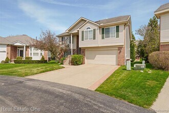 4721 Carrington Dr in Rochester Hills, MI - Building Photo - Building Photo