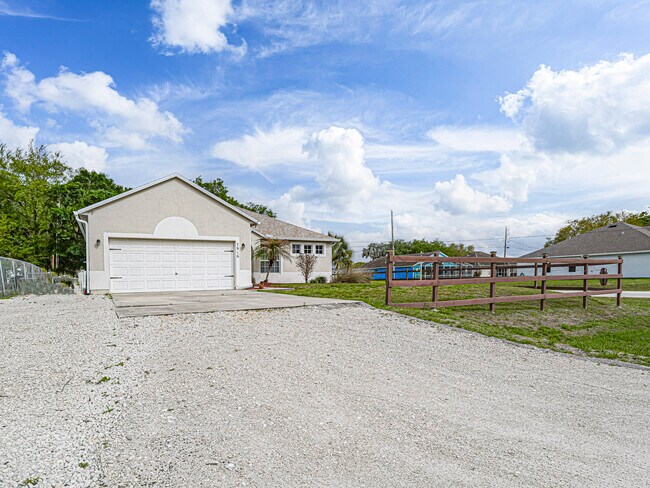 7916 105th Ct in Vero Beach, FL - Building Photo - Building Photo