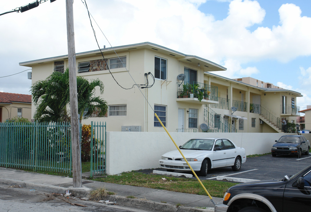 225 SW 18th Ave in Miami, FL - Building Photo