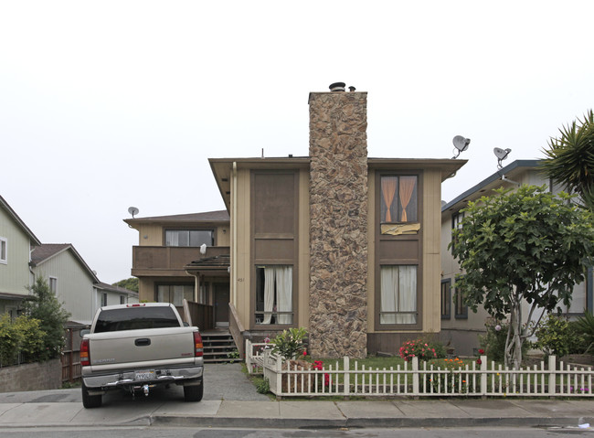 451 Cypress Ave in Half Moon Bay, CA - Building Photo - Building Photo