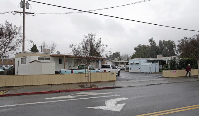 1036 Pueblo Ave in Napa, CA - Foto de edificio - Building Photo