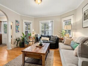 73 Bristol Rd, Unit A in Medford, MA - Building Photo - Building Photo