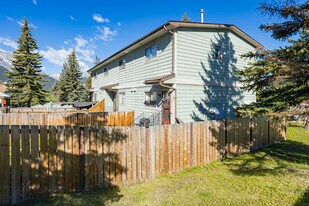 1100 Cougar Creek Dr in Canmore, AB - Building Photo