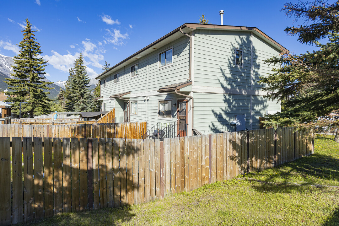 1100 Cougar Creek Dr in Canmore, AB - Building Photo