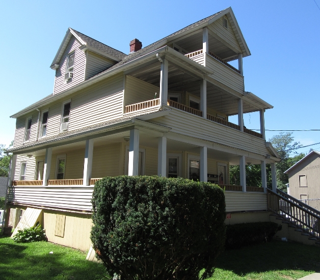 76 Bartholomew St in Bristol, CT - Foto de edificio