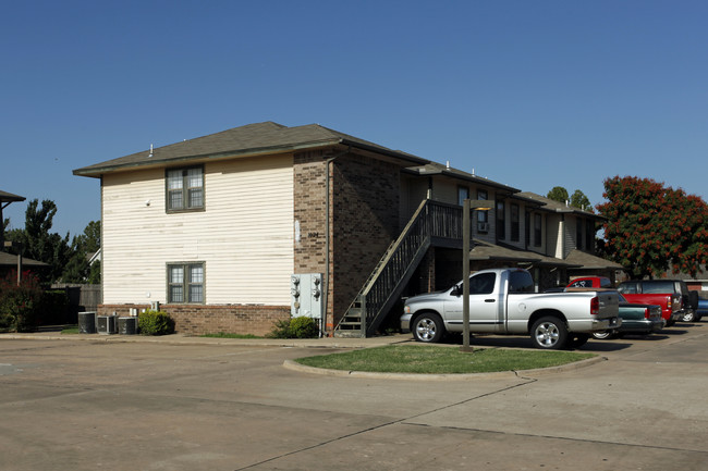 Rambling Oaks Condominiums in Norman, OK - Building Photo - Building Photo