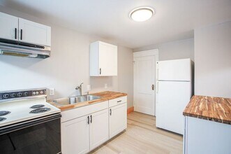 42 Montgomery St in Westfield, MA - Building Photo - Building Photo