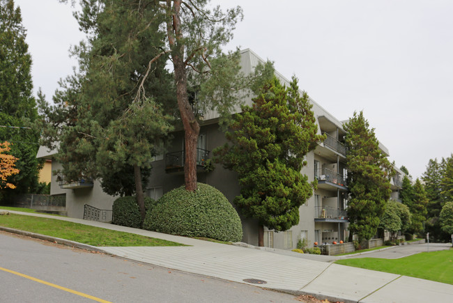 Royal Clinton Apartments in New Westminster, BC - Building Photo - Building Photo