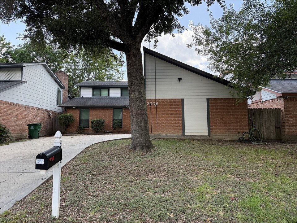 3206 Hazy Park Dr in Houston, TX - Building Photo