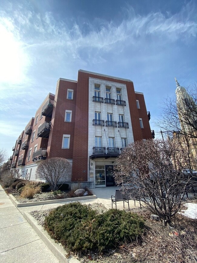 property at 1075 W Roosevelt Rd
