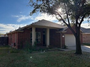 211 Foxbury Dr in Euless, TX - Foto de edificio - Building Photo