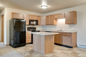 Augusta Apartments in Fargo, ND - Building Photo - Building Photo