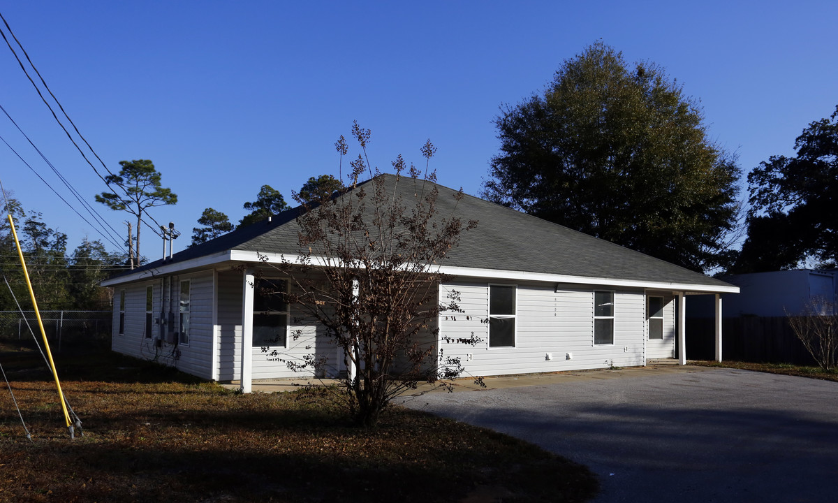 909 E Johnson Ave in Pensacola, FL - Foto de edificio