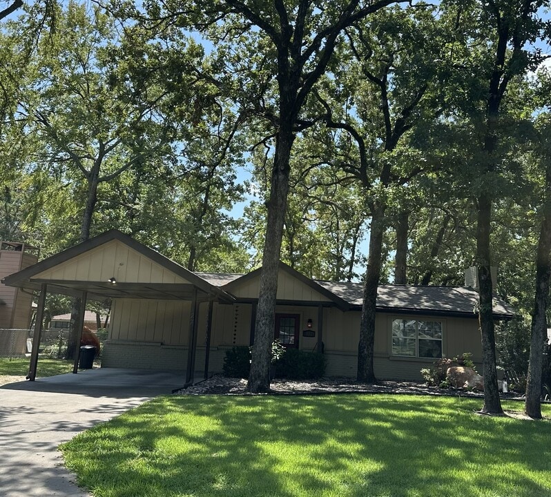 127 Cedarwood Dr in Enchanted Oaks, TX - Building Photo