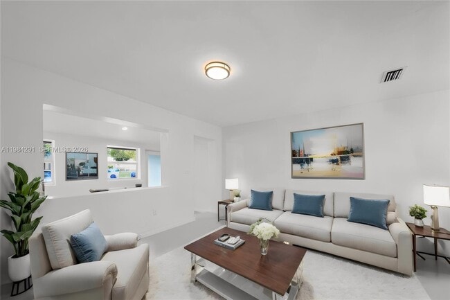 27 Suffolk Ave in Hialeah, FL - Building Photo - Building Photo