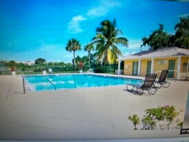 1629 Meadows Cir W, Unit 1629 in Boynton Beach, FL - Building Photo