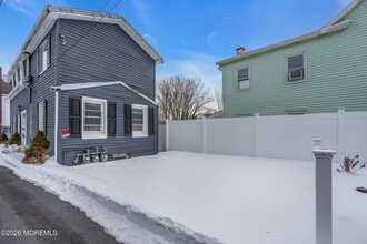 12 Main St in Englishtown, NJ - Foto de edificio - Building Photo