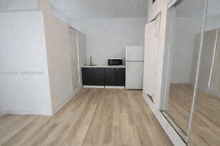 15730 SW 140th St in Miami, FL - Building Photo