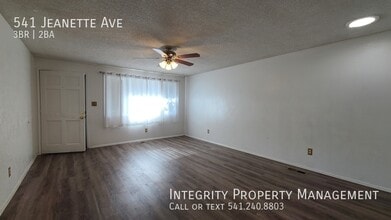 541 Jeanette Ave in Medford, OR - Building Photo - Building Photo
