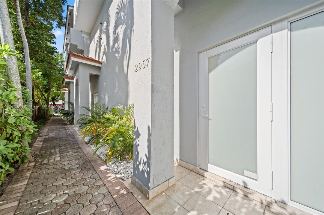 2951 Virginia St, Unit 2957 in Miami, FL - Foto de edificio