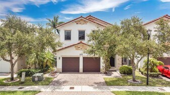 10574 NW 70th Ln in Doral, FL - Building Photo