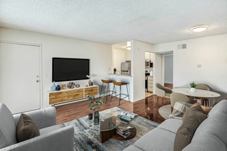 Blue North in Reseda, CA - Foto de edificio - Building Photo