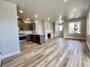 3035 NE Red Jasper Pl in Bend, OR - Building Photo - Building Photo