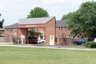 Hampton Court Condominiums in Evansville, IN - Building Photo - Building Photo