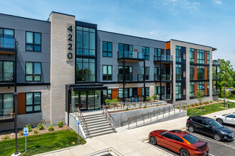 Loomis Crossing Apartments in Greenfield, WI - Foto de edificio - Building Photo