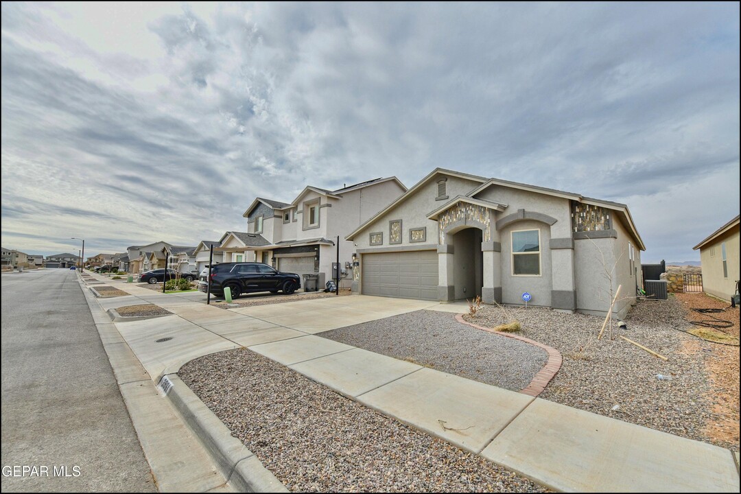 3961 Desert Bluff Dr in El Paso, TX - Building Photo