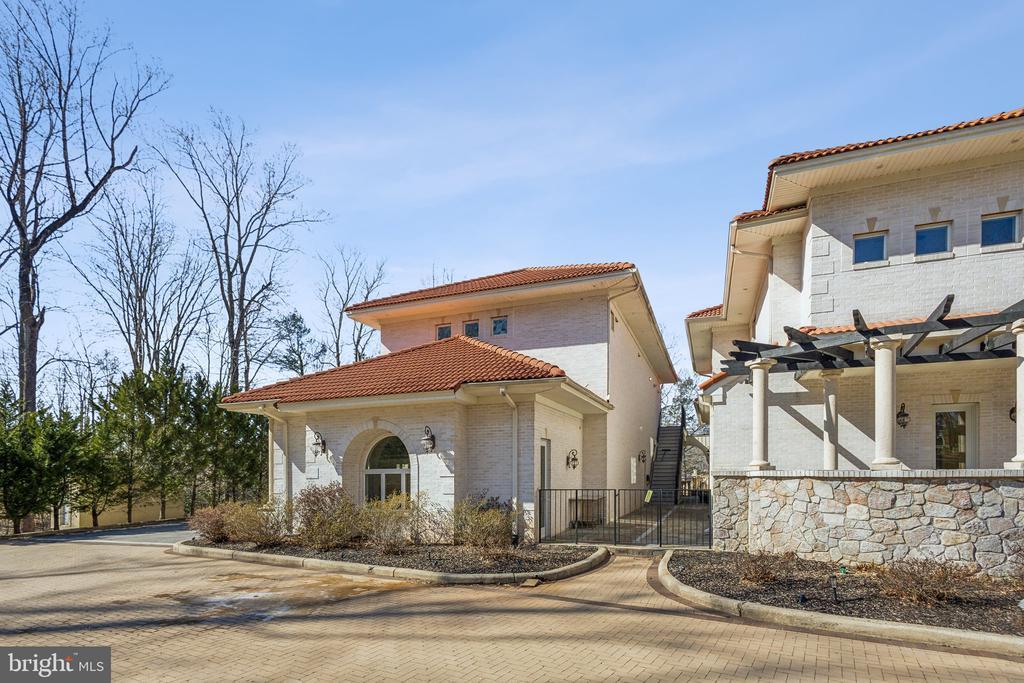 8606 Cathedral Forest Dr in Fairfax Station, VA - Building Photo