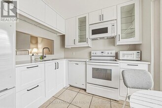 1275 Maple Crossing Blvd in Burlington, ON - Building Photo - Building Photo