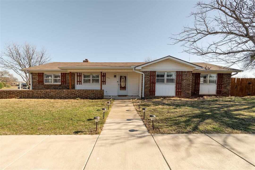 1901 Tanglewood Blvd in Wichita Falls, TX - Building Photo