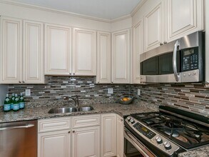 24 Weston Ave, Unit A in Somerville, MA - Foto de edificio - Building Photo