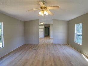 210 Cameron Cir in Muscle Shoals, AL - Building Photo - Building Photo