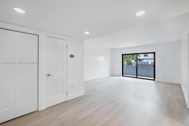3582 NE 171 St in Sunny Isles Beach, FL - Building Photo - Building Photo